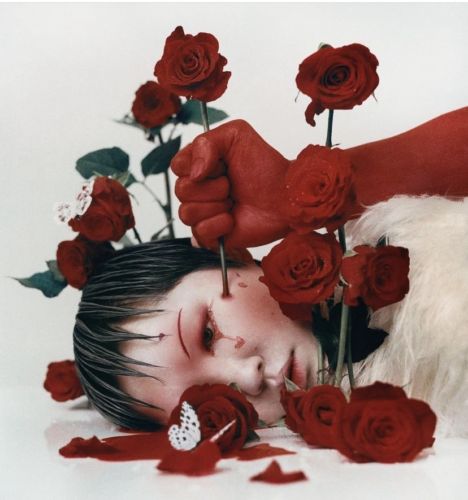 Happy Valentine-cho-gi-seok-o-kosmos-mas-ypo-to-prisma-tou-yperrealismou