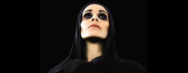 feature_img__i-iereia-tis-sigxronis-avant-garde-diamanda-galas-se-ena-live-gia-piano-kai-foni-sto-megaro-mousikis-athinon