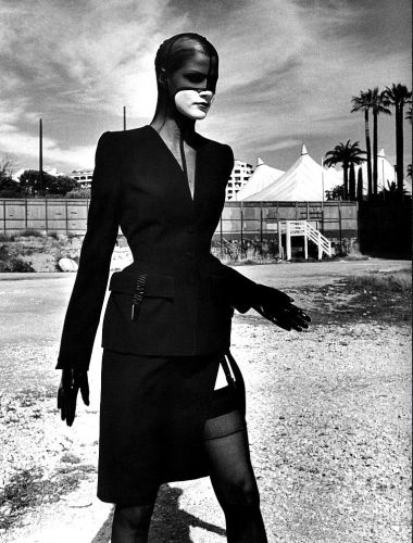 gallery_img_29_6__o-helmut-newton-sti-stegi-grammaton-kai-texnon