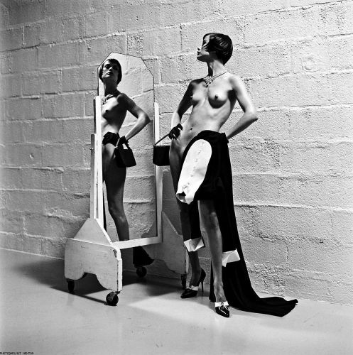 gallery_img_29_9__o-helmut-newton-sti-stegi-grammaton-kai-texnon